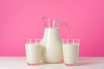 玻璃器皿新鲜的牛奶粉红色的柔和的背景