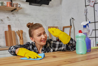 年轻的女人保护手套湿巾表格厨房破布