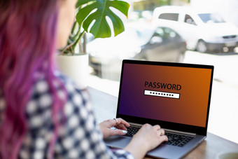 回来视图年轻的粉红色的头发女人坐着咖啡馆手打字移动PC电脑密码登录屏幕