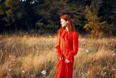 女人红色的衣服场自然夏天景观自由