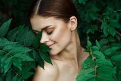肖像女人皮肤护理只肩膀绿色叶子自然生活方式