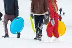 孩子们雪橇手走雪
