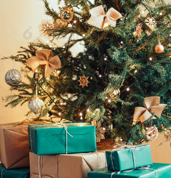 圣诞节假期交付可持续发展的<strong>礼物</strong>概念绿色蓝色的<strong>礼物</strong>盒子包装环保包装回<strong>收</strong>纸装饰圣诞节树