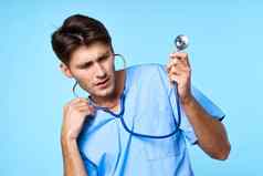 男人。医疗统一的健康护理治疗听诊器检查蓝色的背景