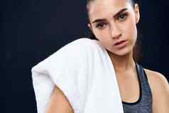 运动型女人锻炼毛巾健身房健康锻炼