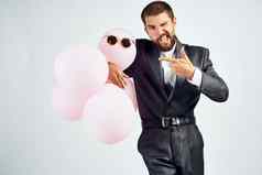 业务男人。西装粉红色的气球办公室有趣的