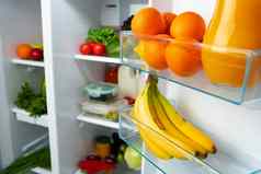 开放冰箱完整的水果蔬菜饮料