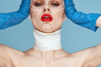 女病人红色的嘴唇塑料手术操作只肩膀蓝色的背景