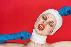 肖像女人蓝色的手套注射器手轮廓脸提升红色的背景
