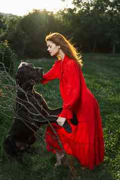 女人红色的衣服场黑色的狗友谊有趣的