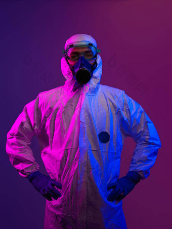 医生穿保护生物西装面具由于冠状病毒