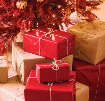 <strong>圣诞节</strong>假期交付可持续发<strong>展</strong>的礼物概念红色的礼物盒子包装环保包装回收纸装饰<strong>圣诞节</strong>树