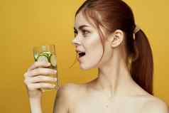 女人黄瓜喝维生素身体护理黄色的背景