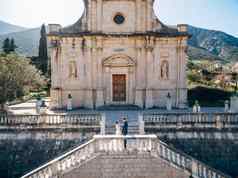 新娘新郎站石头步骤背景教堂基督诞生维珍普坎杰黑山共和国