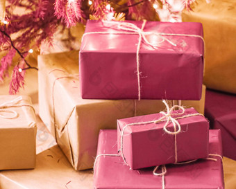 圣诞节假期交付可持续发展的礼物概念粉红色的礼物盒子包装环保包装回收纸装饰圣诞节树