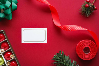 假期品牌身份设计圣诞节平铺概念白色空白业务卡圣诞节点缀装饰红色的纸背景平躺模型