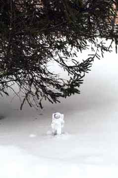 雕像宇航员自信地探讨了外星人行星的表面冷地球覆盖雪