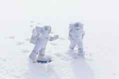 雕像宇航员自信地探讨了外星人行星的表面冷地球覆盖雪