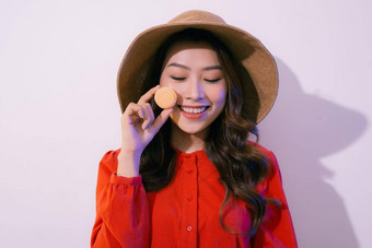 肖像微笑女人黑暗卷曲的头发穿红色的衣服孤立的白色背景显示蛋白杏仁饼干