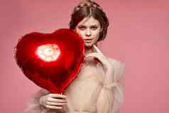 漂亮的女人红色的心手气球孤立的背景