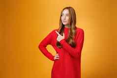 肖像魅力时尚的红色头发的人女企业家设计领先的项目指出上左角落里盯着深思熟虑的集中工作管理业务橙色墙