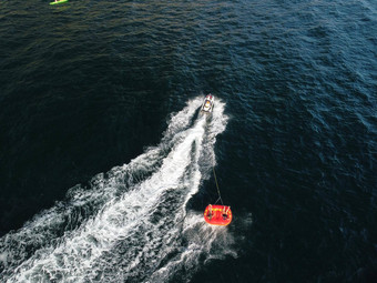 快乐人游泳空气床垫高速度水自行车游客骑<strong>充气</strong>船舶船海吸引力水踏板车滑冰人大<strong>充气</strong>筏空中直升飞机视图