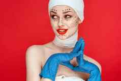美丽的女人红色的嘴唇塑料手术操作只肩膀红色的背景