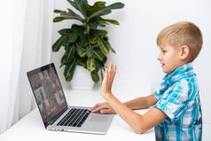 男孩视频会议导师移动PC首页距离教育概念