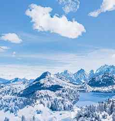 冬天仙境神奇的圣诞节景观雪山森林覆盖雪假期背景