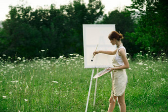 女人艺术家油漆画架自然景观
