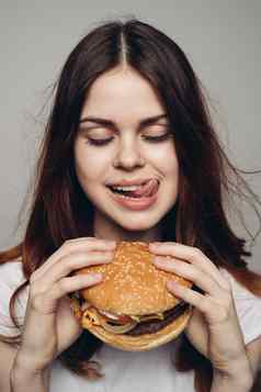女人汉堡手零食快食物特写镜头