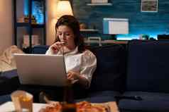 女人吃土豆芯片零食工作移动PC电脑看系列电视