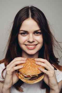 女人汉堡手零食快食物特写镜头