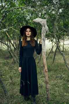 女人黑色的西装女巫幻想森林