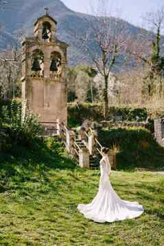 新娘白色美人鱼衣服站前面步骤古老的教堂花园