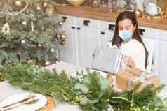 女孩穿保护面具圣诞节树背景伤心孩子脸外科手术面具圣诞节节日社会距离科维德流感大流行概念