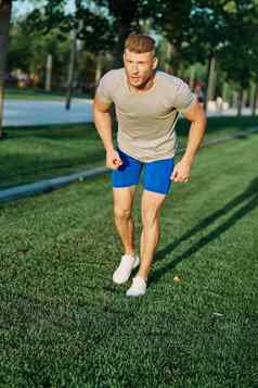 运动男人。公园锻炼慢跑锻炼夏天