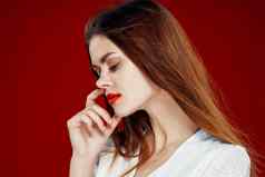 时尚女人红色的嘴唇红色的白色衣服孤立的背景