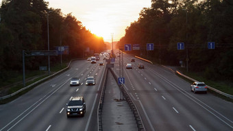 移动汽车<strong>高速公路</strong>日落时间<strong>高速公路</strong>交通日落汽车忙交通<strong>高速公路</strong>路前视图