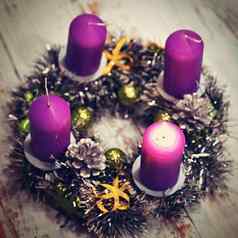 美丽的手工制作的传统的捷克圣诞节花环蜡烛