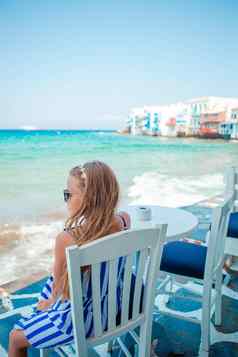 可爱的女孩威尼斯受欢迎的旅游区域米克诺斯岛希腊