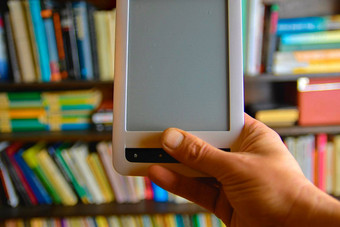 手持有电子书图书馆搁板背景电子学习概念电子书男人的手