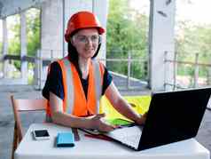 建设管理女人经理建设网站女人机器人构建器背心移动PC女孩背景建筑建设建设管理公司