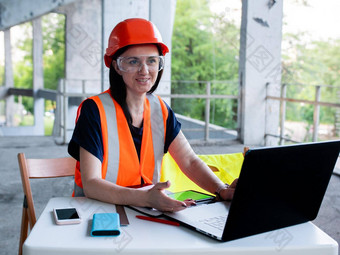 建设管理女人经理建设网站女人机器人构建器背心移动PC女孩背景建筑建设建设管理公司