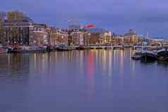 城市风景优美的阿姆斯特丹河阿姆斯特尔荷兰日落