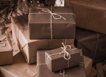 圣诞节假期交付可持续发展的礼物概念棕色（的）礼物盒子包装环保包装回收纸装饰圣诞节树