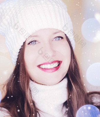 圣诞节人冬天假期概念快乐微笑女人穿白色针织他特写镜头脸圣诞节肖像雪<strong>闪闪发光的</strong>散景效果
