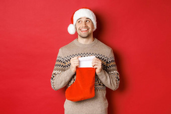 概念冬天假期一年庆祝活动图像惊讶快乐男人。接收礼物秘密圣诞老人内部圣诞节长袜袋开放礼物感激