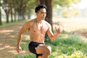 健身亚洲年轻的<strong>男人</strong>。练习公园