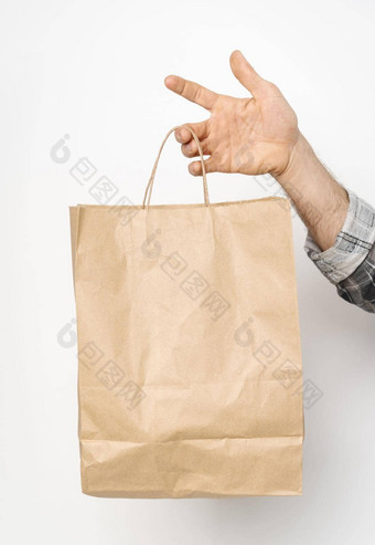 男人。手格子衬衫扭曲的袖手持有棕色（的）<strong>纸袋</strong>孤立的白色背景交付概念<strong>纸袋</strong>外卖食物交付携带